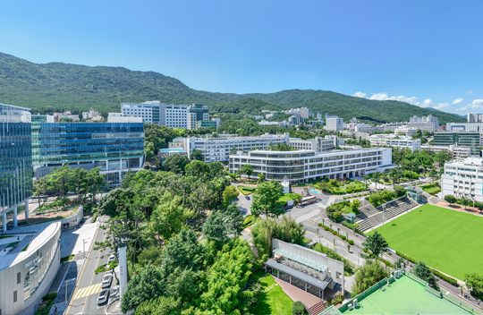 산과 푸른 나무가 어우러진 부산대학교 부산캠퍼스 전경